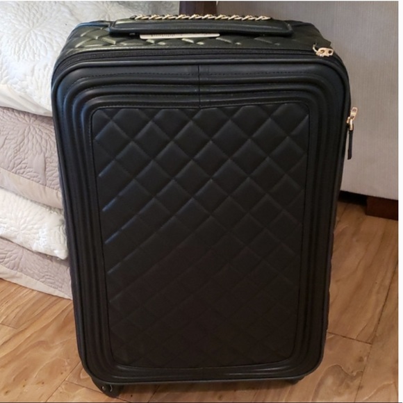 Black faux quilted leather 20" carry-on suitcase on spinner wheels - Picture 3 of 5